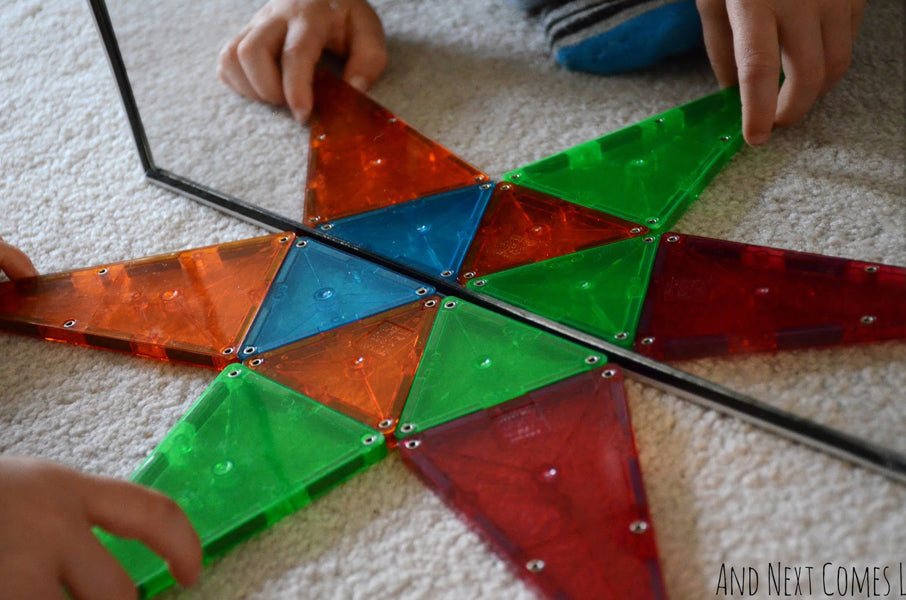 Magna-Tiles og leg foran spejl