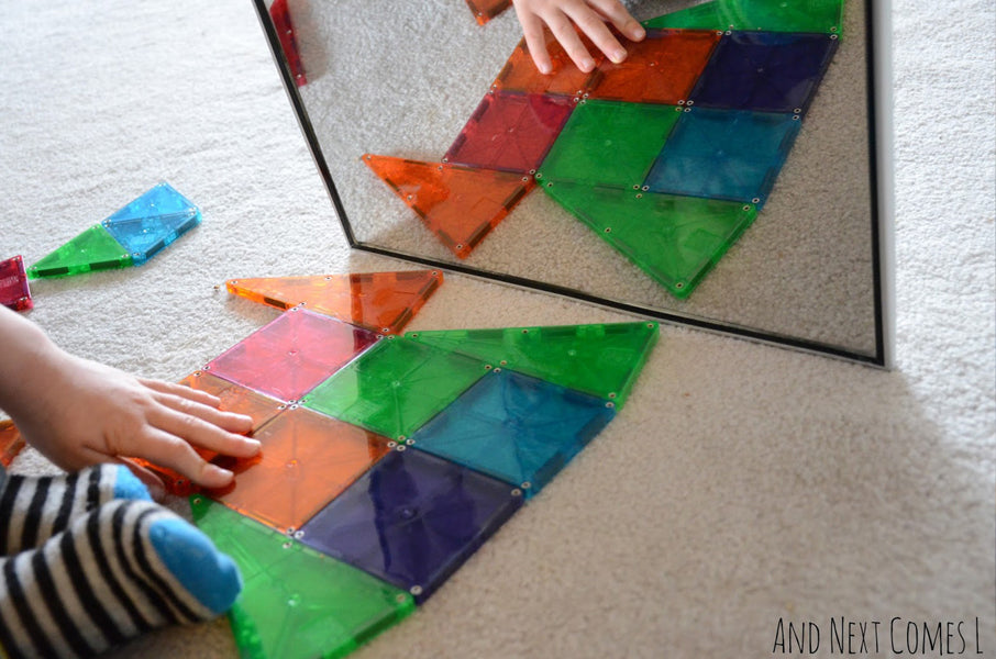 Magna-Tiles og leg foran spejl